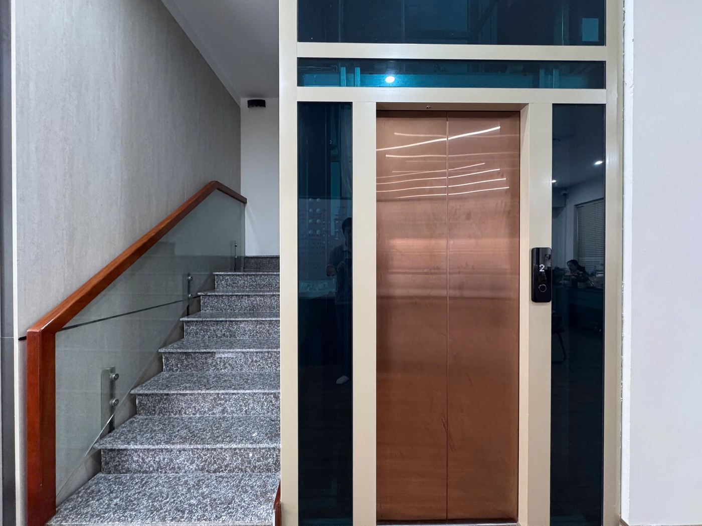 Cửa tầng inox màu đồng sọc nhuyễn, vách giếng kính