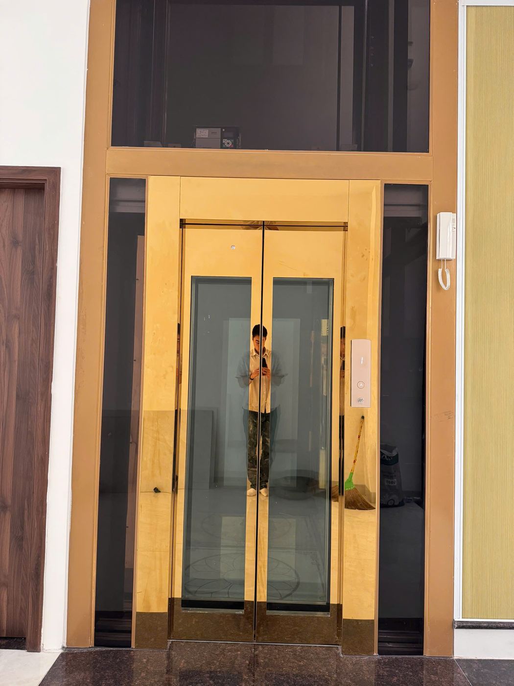 Cửa tầng khung inox vàng gương, cánh kính tối